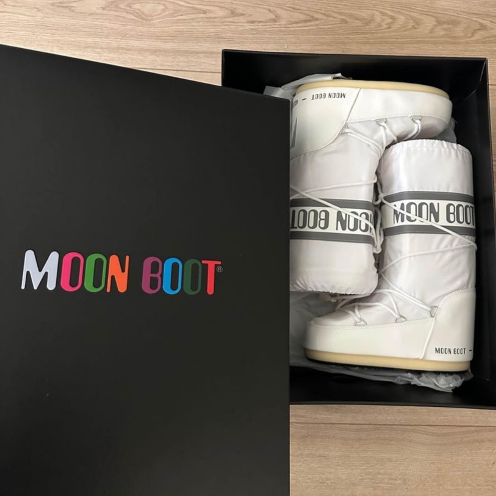 Brand new moon boot